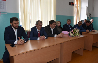 Глава Акушинского района и первый вице-премьер РД приняли участие в акции «Сделай подарок родной школе»