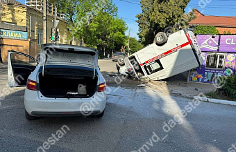В Хасавюрте автомобиль скорой помощи перевернулся при столкновении с LADA Vesta
