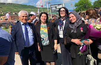 В Махачкале отпраздновали юбилей Победы у памятника Амет-Хану Султану