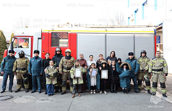 Победителей конкурса «Нарисуй огнетушитель» наградили в ГУ МЧС по Дагестану