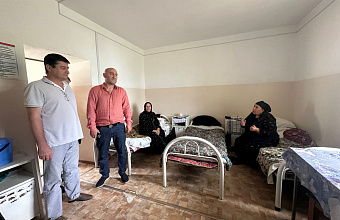 Глава Тляратинского района посетил участковую больницу в селе Дахадаеве