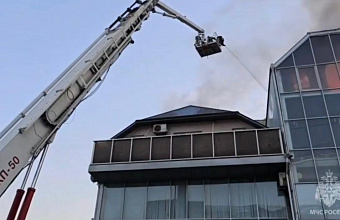 Кровля торгового здания горит в Махачкале