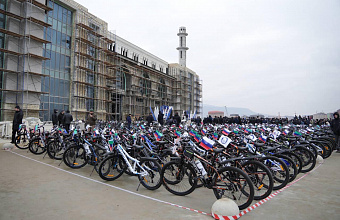 Победителям марафона «40 утренних намазов в мечети» в Дагестане вручили велосипеды