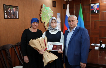 Глава Казбековского района передал семье участника СВО медаль «Народный герой Дагестана»