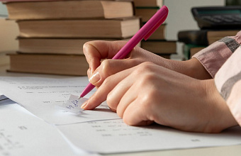 Рособрнадзор: «В 2024 году средний балл ЕГЭ по химии, биологии и физике вырос»