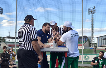 Дагестанский армрестлер победил на фестивале спорта в Грозном