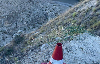 Житель Дербента погиб при падении автомобиля в 20-метровый обрыв