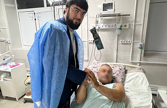 Депутат НС РД Хабибула Магомедов навестил пострадавшего во время теракта в Дербенте полицейского