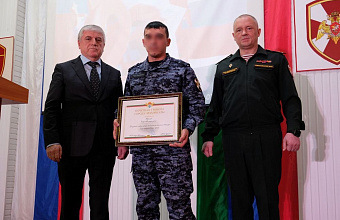 Юсуп Умавов вручил грамоты военнослужащим Росгвардии ко Дню защитника Отечества