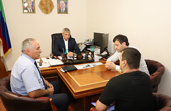 Глава Кизлярского района встретился с контрактником