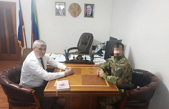 Глава Кизлярского района встретился с участником СВО