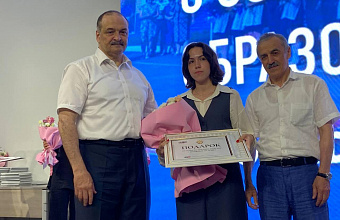 Сергей Меликов поздравил школьников с особыми образовательными результатами