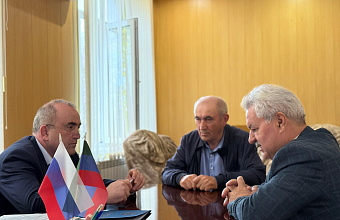 Камиль Изиев провел прием граждан в Тарумовском районе