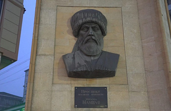 В Махачкале восстановят баннер с изображением имама Шамиля, поврежденный вандалами