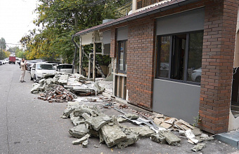 В Махачкале пешеходную часть тротуара освободили от незаконной пристройки