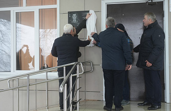 В Дубках открыли мемориальную доску Герою России Игорю Груднову на стене школы, в которой он учился