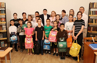 В Кайтагском районе дети военнослужащих получили наборы для школы