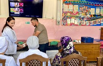 Специалисты Казбековского района проводят обучение по оказанию первой помощи