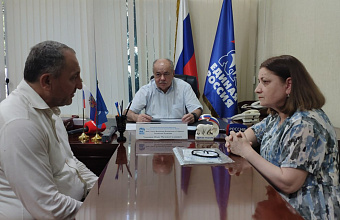 Сенатор РФ Ильяс Умаханов выслушал обращения дагестанцев