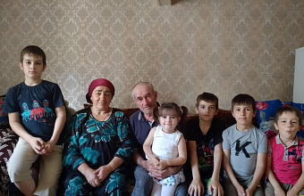 Работники Минтруда РД навестили многодетную семью Арсланбековых в Кайтагском районе