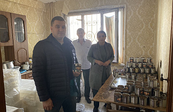 Артём Бичаев встретился с семьей Ильясовых, изготавливающей окопные свечи