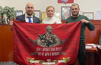 Депутаты парламента Дагестана оставили автографы на знамени, которое отправится в Краматорск