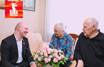 Гасан Османов поздравил жительницу блокадного Ленинграда с предстоящим Днем Победы