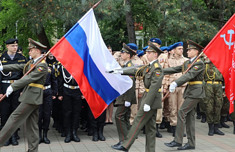 Копию Знамени Победы передали Пятигорску участники автопробега из Дагестана