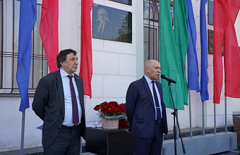 Мемориальную доску в память об Омаре Омарове открыли в Даггосуниверситете
