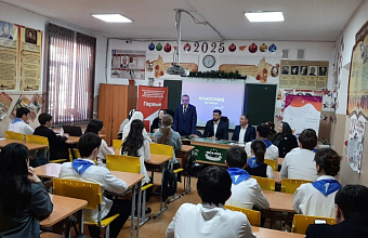 Депутат Госдумы РФ Нурбаганд Нурбагандов провел встречу со школьниками Акушинского района