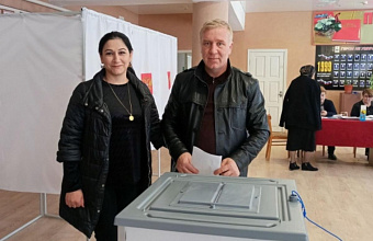 Супружеская пара Даудовых пришла проголосовать на выборах Президента РФ