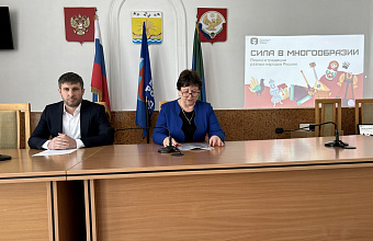 Василий Джамалов провел встречу с учащимися Тарумовской школы