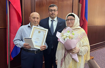 Магомедзагид Кихасуров вручил награды семьям, прожившим в браке более 25-ти лет
