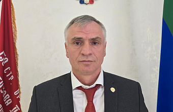 Медиков Тляратинской ЦРБ поздравил руководитель района Мурад Рамазанов