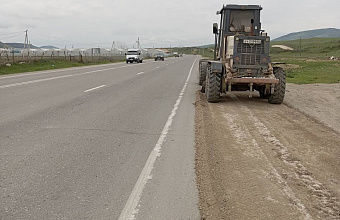 В Карабудахкентском районе провели работы по профилированию обочин на автодороге Манас-Сергокала-Первомайское