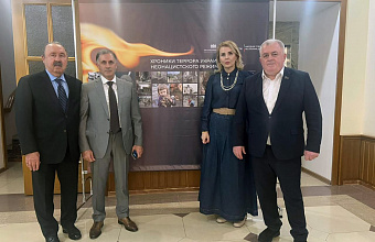Валерий Газзаев осмотрел фотовыставку «Хроники террора украинского неонацистского режима» в Махачкале