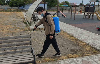 В Кизлярском районе продолжается профилактическая обработка общественных территорий от клещей