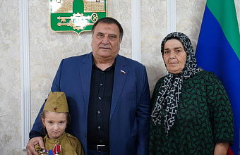 Сайгидпаша Умаханов передал орден Мужества семье погибшего участника СВО