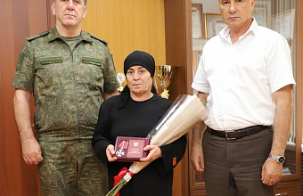 Глава Кизлярского района передал награды семьям погибших участников СВО