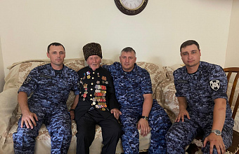 Росгвардейцы навестили Героя России, ветерана ВОВ Ибрагим-Пашу Садыкова