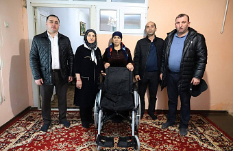 Жителю Табасаранского района помогли получить инвалидную коляску