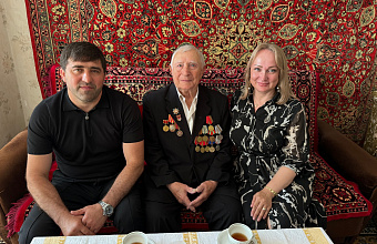 Депутаты-единороссы посетили ветерана ВОВ Юрия Петрухина