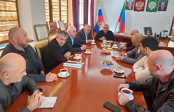 Глава Ахвахского района Магомед Муртазалиев встретился с Ризваном Газимагомедовым