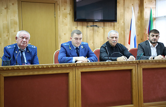 Работу по противодействию экстремизму и терроризму обсудили в Кизлярском районе