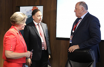 Абдулмуслим Абдулмуслимов на площадке ПМЭФ провел переговоры с компанией «Юнигрин Энерджи»