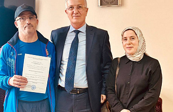 В каспийском управлении соцзащиты выдали сертификат на жилье для инвалида детства