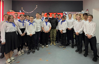 В школе Кизлярского района провели встречу с участником СВО