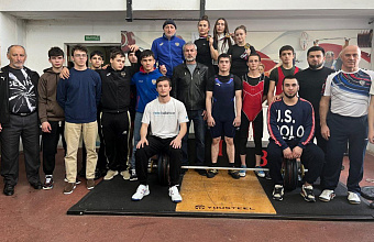 Памяти мастера спорта СССР Бейбулата Гамидова провели турнир по тяжелой атлетике в Махачкале