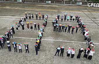 В Каспийске прошел флешмоб в честь воссоединения новых областей с Россией