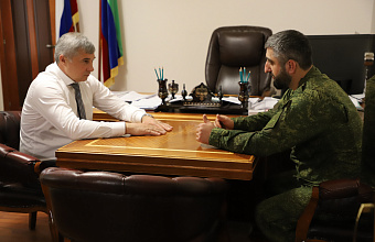 Глава Кизлярского района встретился с участником СВО
